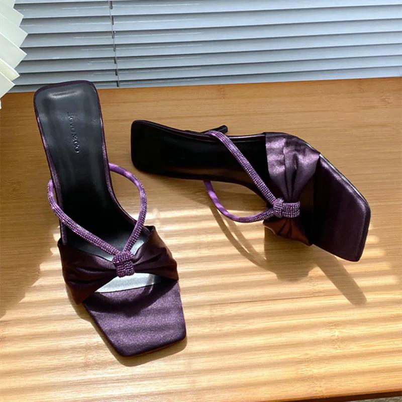 Модные Модные Фиолетовые Атласные Сандалии-Слипоны Со Стразами Женские 2024 Лето Сексуальные С Квадратным Носком С Открытым Носком Тонкий Высокий Каблук Женские Шлепанцы