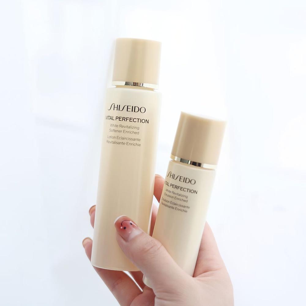 Shiseido Набор White Revitalizing Softener & Emulsion из серии Vital Perfection 75 мл + 30 мл