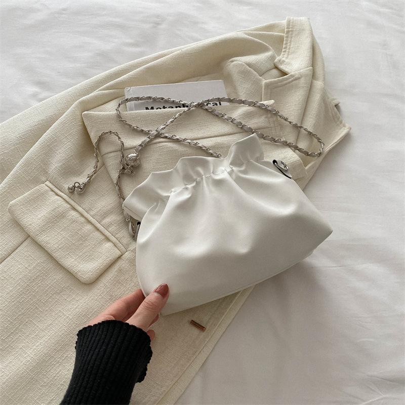2024 новая модная сумка через плечо, повседневная сумка в иностранном стиле с косым ремешком, популярная в этом году простая сумка-ведро с цепочкой для женщин