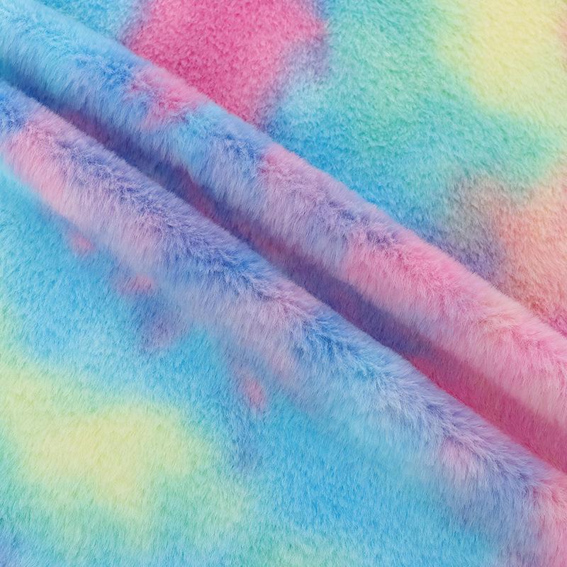 Ткань из бархата с радужным градиентом и имитацией кроличьей шерсти с фантазийными цветами