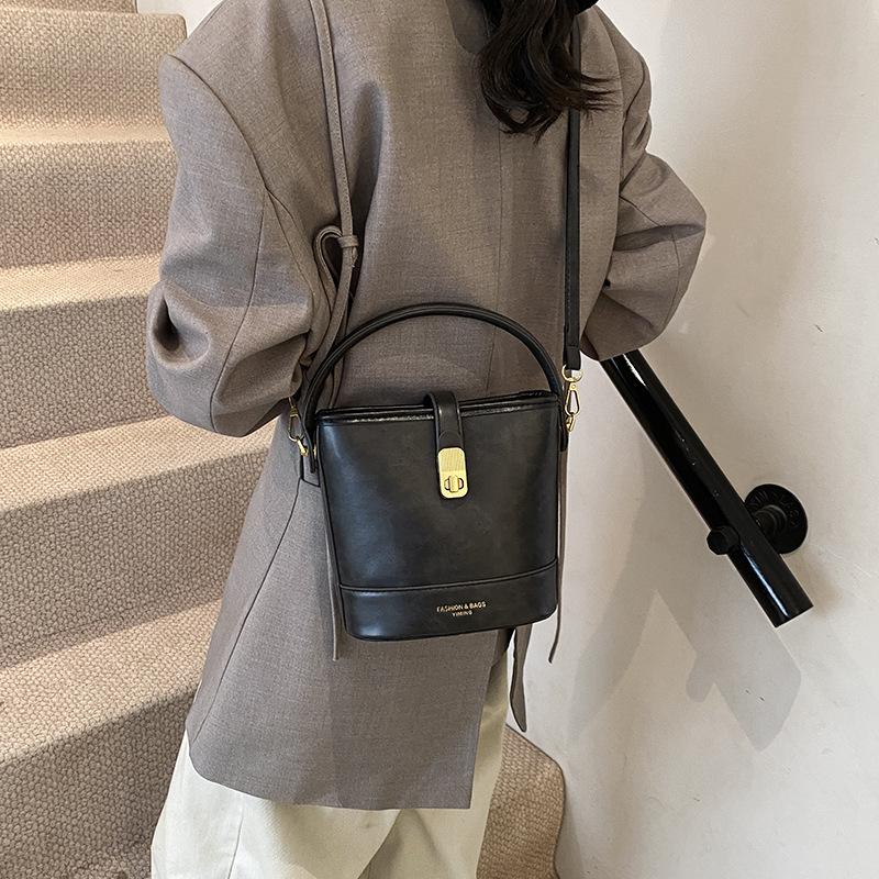 Women's Bag 2025 New Messenger Bag Bucket Bag Retro Versatile High-end Niche Design Shoulder Handbag