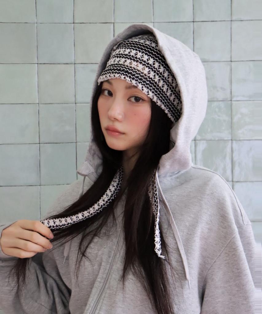 Капот Seinteubain с карбоновой полосой
