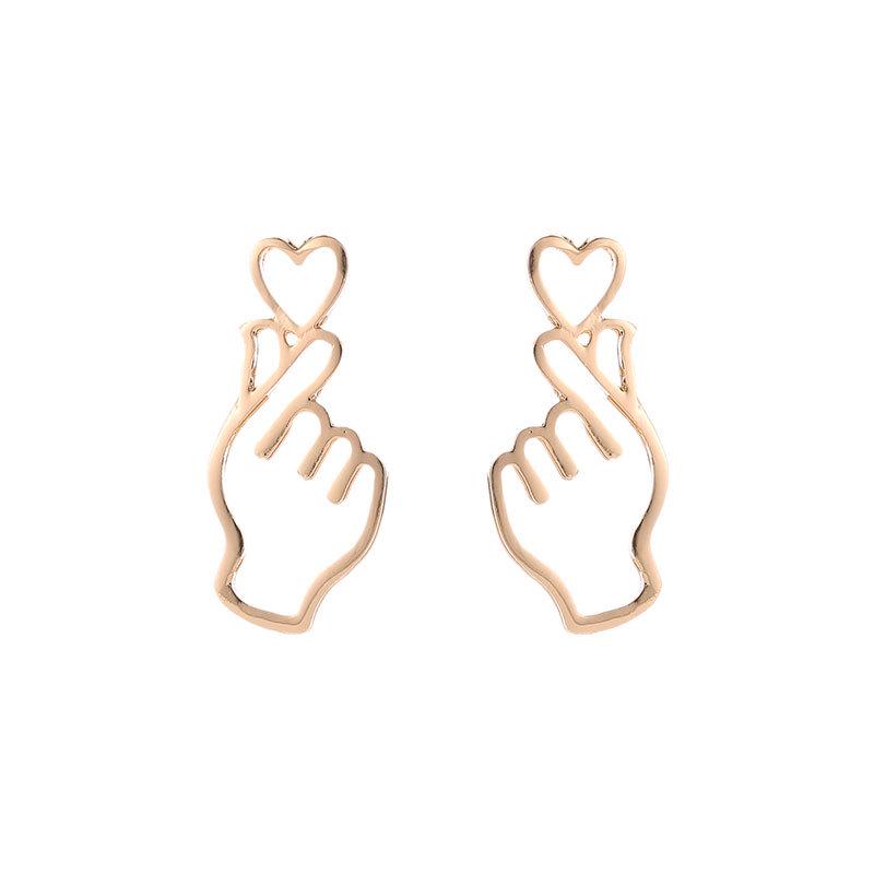 Оригинальные серьги в виде руки с сердечком