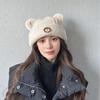 Новая осенне-зимняя милая шапка с медведем для женщин, вязаная, универсальная, теплая, с защитой ушей, утолщенная, модная шерстяная шляпа-рыбак