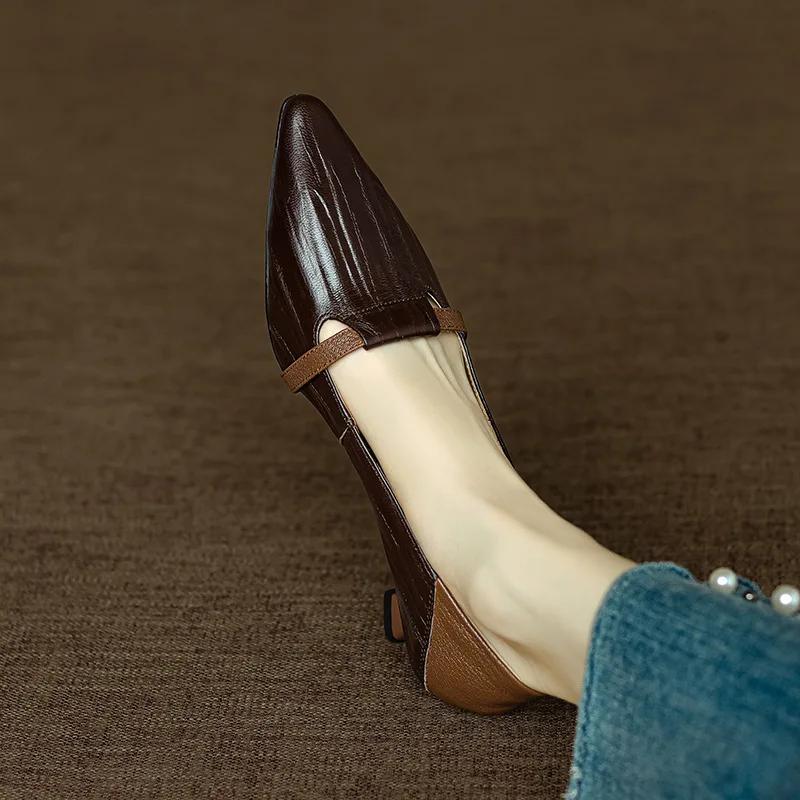 Элегантные женские туфли-лодочки с острым носком, цветные блоки, неглубоким вырезом и ретро-каблуком-рюмочкой