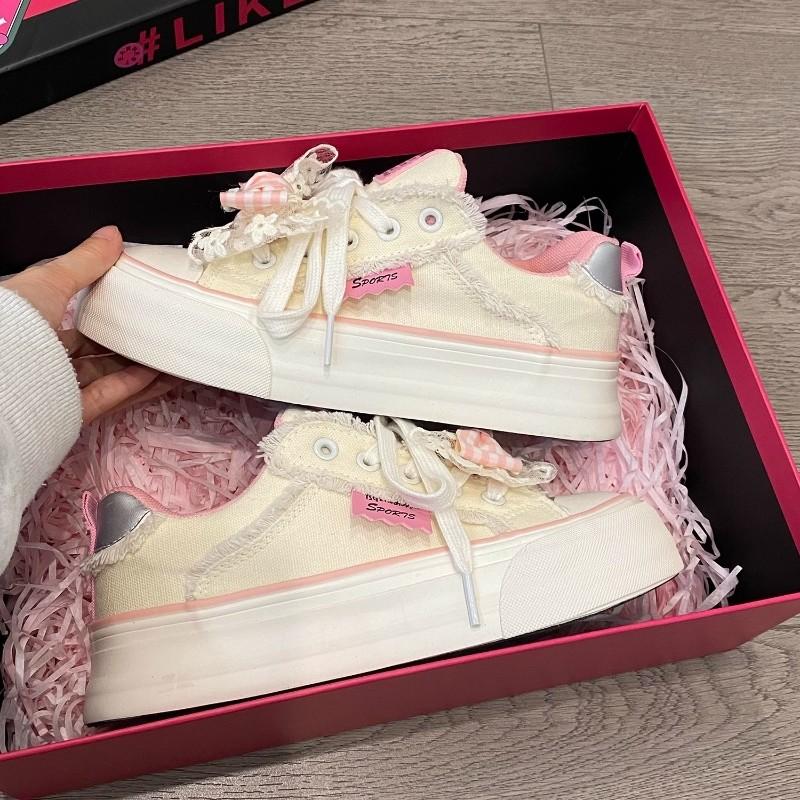Мода 2024 года. Новые парусиновые туфли. Женские кроссовки на толстой подошве. Новые повседневные туфли с бантами и шнуровкой. Женские белые туфли для скейтбординга на шнуровке.