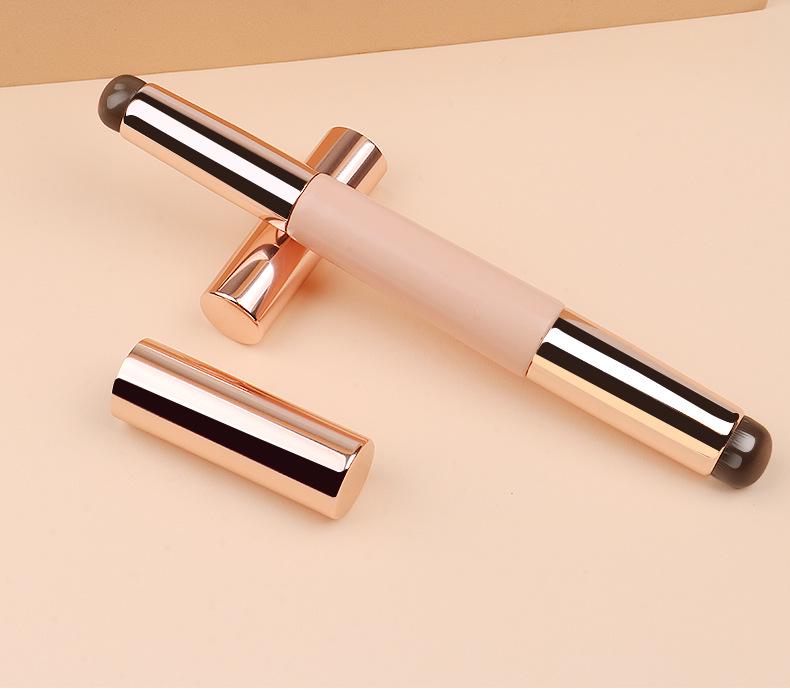 Портативная двухсторонняя силиконовая кисть для губ с пылезащитной крышкой, мини-кисть для растушевки и консилера, инструмент для нанесения помады и карандаша для губ.