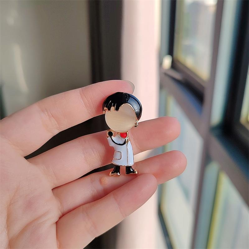 Детская креативная брошь с персонажем мультфильма, женская нишевая дизайнерская симпатичная булавка из сплава, противоослепляющая пряжка