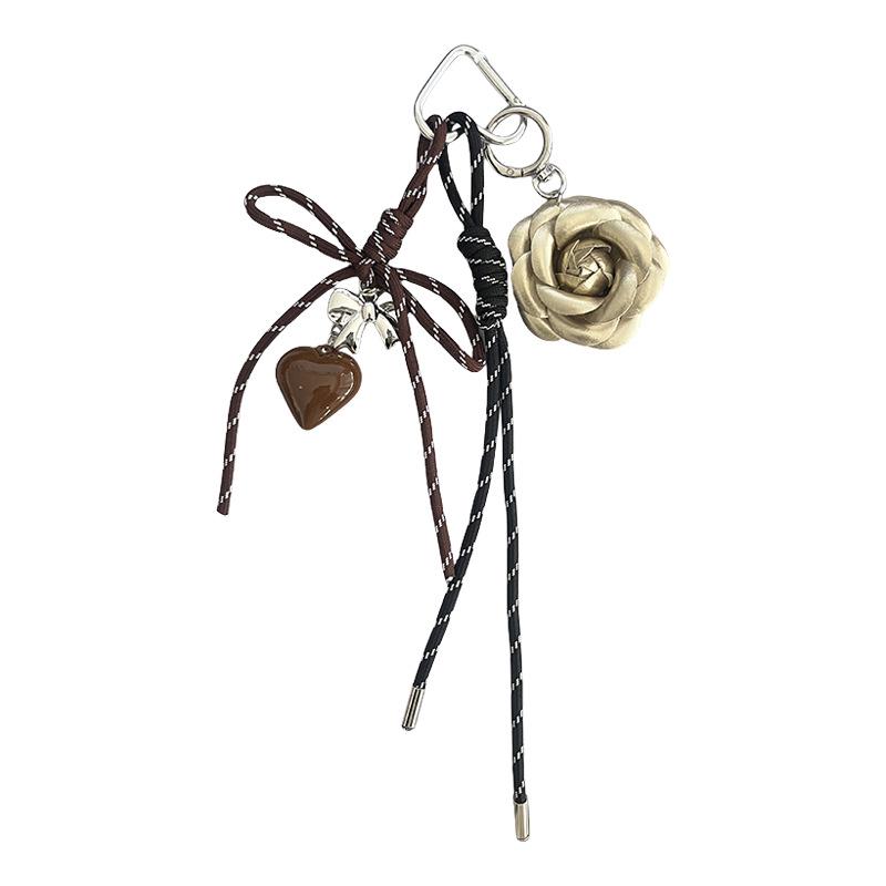 Брелок-шарм в корейском стиле в виде сплетенного вручную сердца с камелией