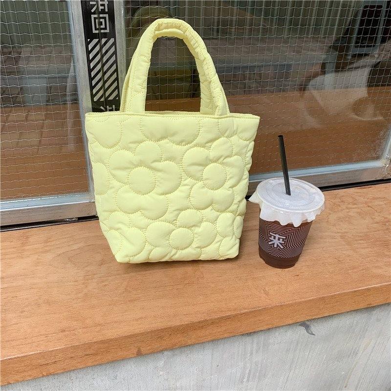 Стильная стеганая сумка-тоут для перекусов и детских вещей, идеально подходящая для ежедневного использования мамой.