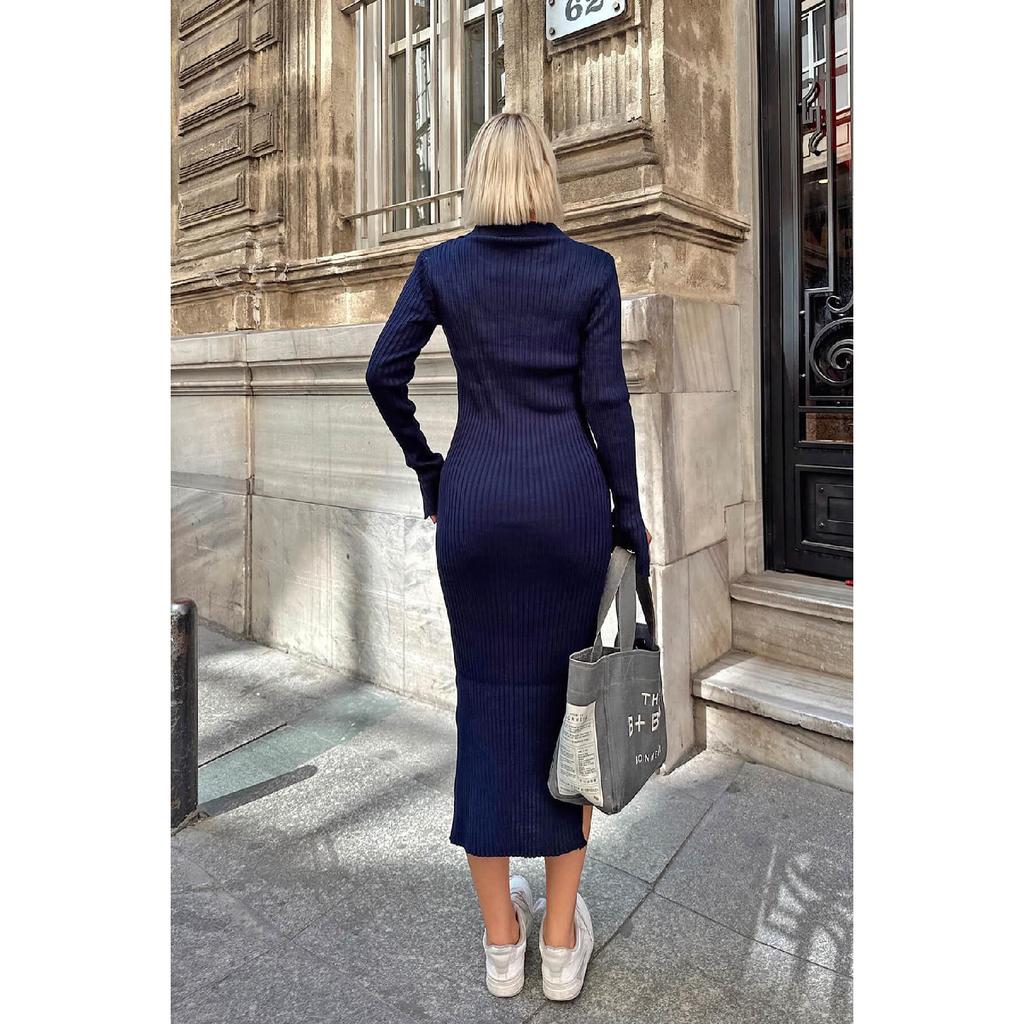 Бежевое женское трикотажное платье-миди с воротником-поло и рукавами