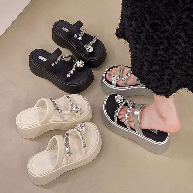 Маффиновые толстоподошвенные увеличивающие рост и крутые тапочки для женской летней носки 2025 новые модели с юбками, модный верх, носок со стразами на высоком каблуке