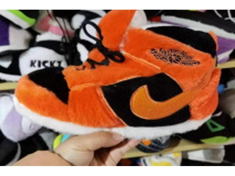 «Кокосовые тапочки AJ1, вдохновленные Douyin»: «Ретро хлопковая домашняя обувь для пар»