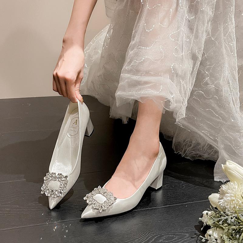 Осенние модные туфли-лодочки с острым носком и квадратной пряжкой, со стразами, атласные женские туфли на среднем каблуке, туфли для вечеринки и свадьбы, большие размеры