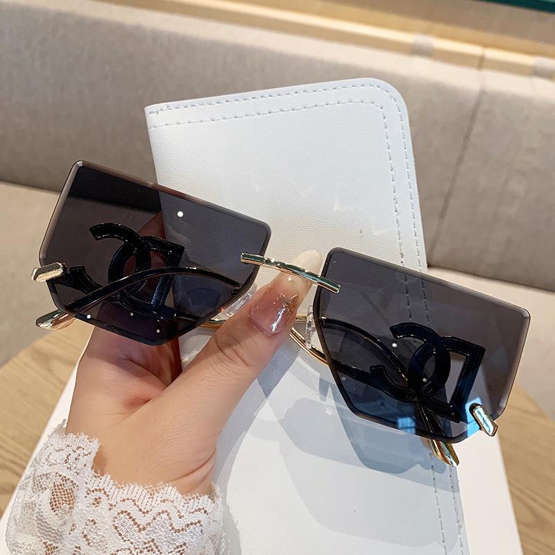 Женские безободковые солнцезащитные очки большого квадратного размера с металлическими дужками с надписью - Стильный и популярный зеркальный дизайн