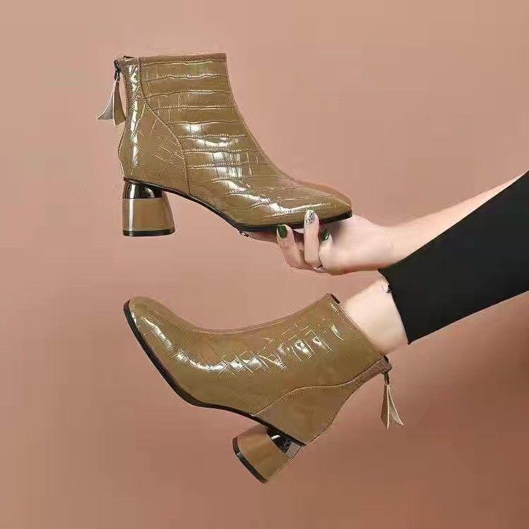 Женские лаковые ботильоны на массивном каблуке - бестселлер во французском стиле