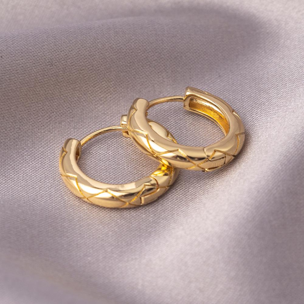 Серьги-иглы из серебра 925 пробы: Легкая роскошь, высококлассные пусеты и универсальный нишевый дизайн в виде колец для работы и стиля