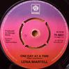 7-дюймовая пластинка ЛЕНА МАРТЕЛЛ - Один день за раз / Привет, Мисти Мор 7N46021 PYE 1977 UK Соул/Фанк Б/У