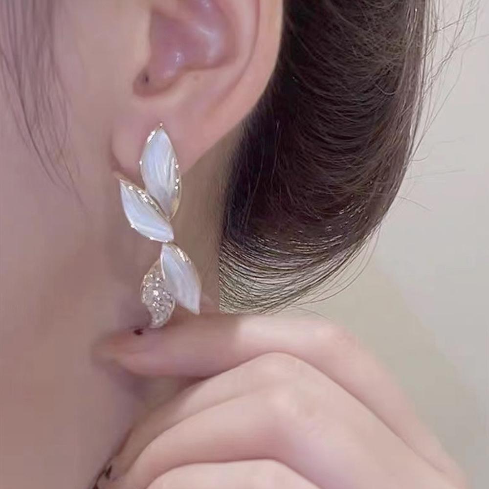 Серьги Huitan Korean Fresh White Leaf Flower с инкрустацией из кубического циркония золотого цвета, эстетические серьги для женщин, модные ювелирные изделия