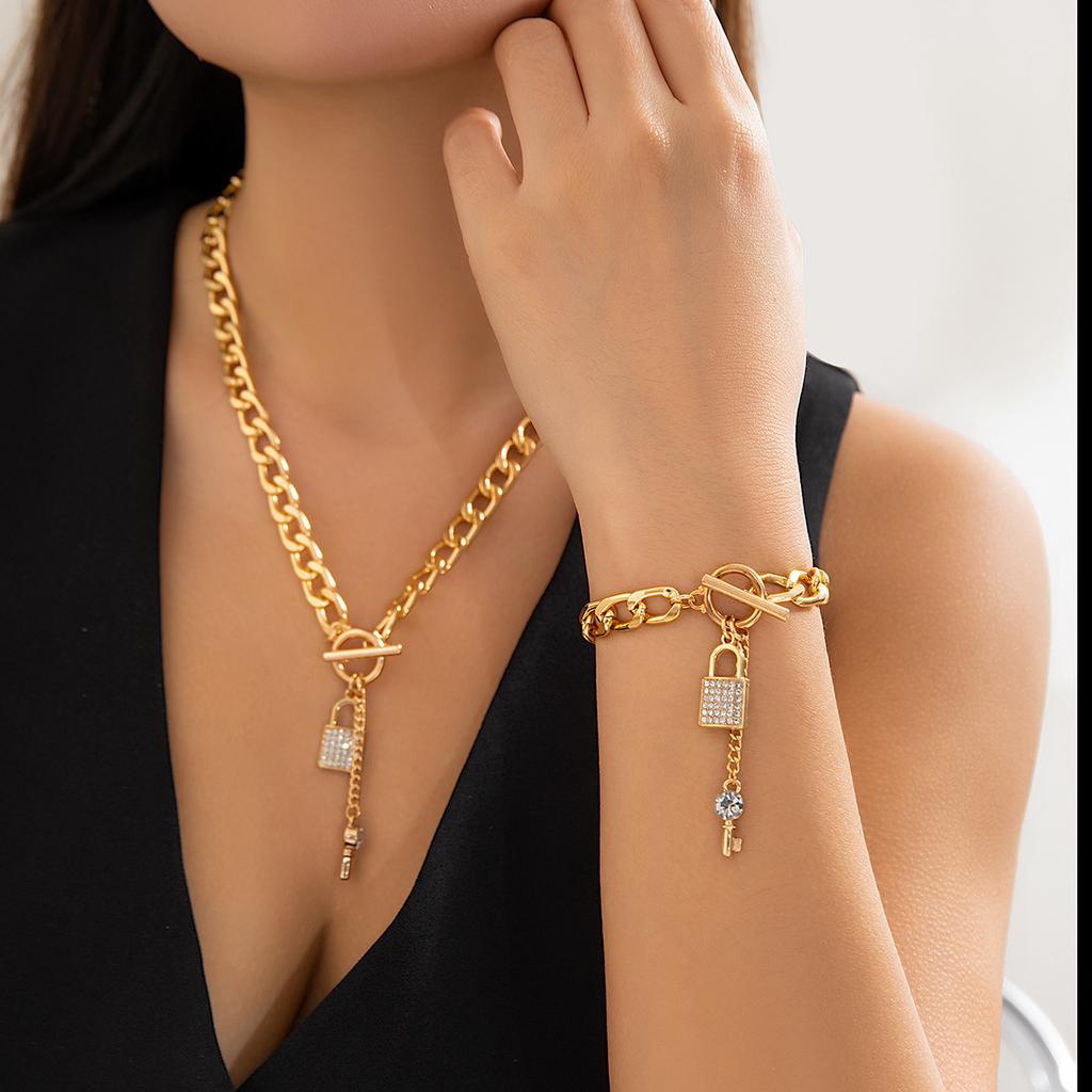 Hip Hop Sweet Cool Metal Love Necklace Women'S Fashion Diamond Set Lock Pendant Collarbone Chain Necklace