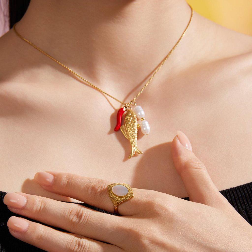 Европейско-американское модное ожерелье: Подвеска из нержавеющей стали «Океанская рыба с жемчужиной» - Простое, стильное и элегантное женское ожерелье.