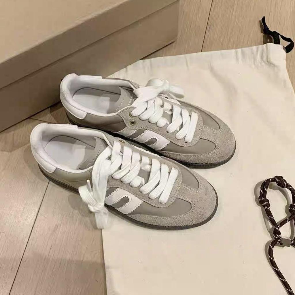 2025 Весна/Лето Популярный стиль Douyin Немецкие белые тренировочные кроссовки на низком каблуке: Удобная повседневная спортивная обувь для студентов