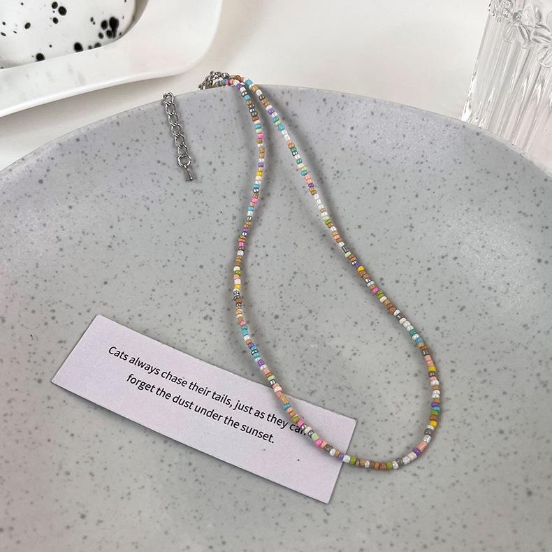 Новое ожерелье из рисовых бусин конфетного цвета милое и милое, а молодые девушки носят летние колье-колье.