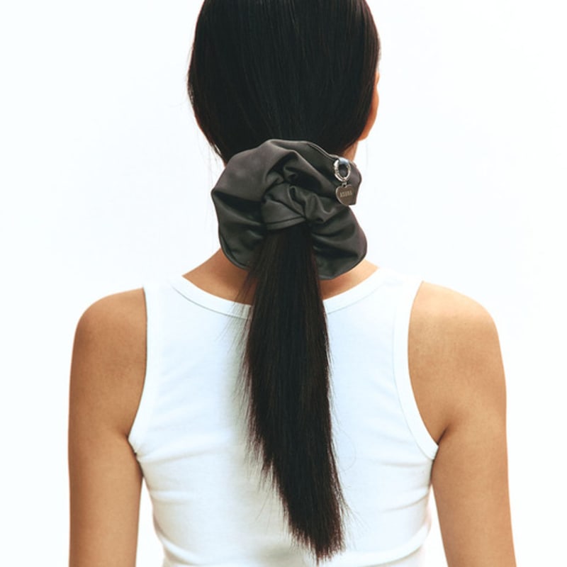 БРЕЛОК ИЗ КОЖИ ASURA СКРАНЧ (СЕРЫЙ)