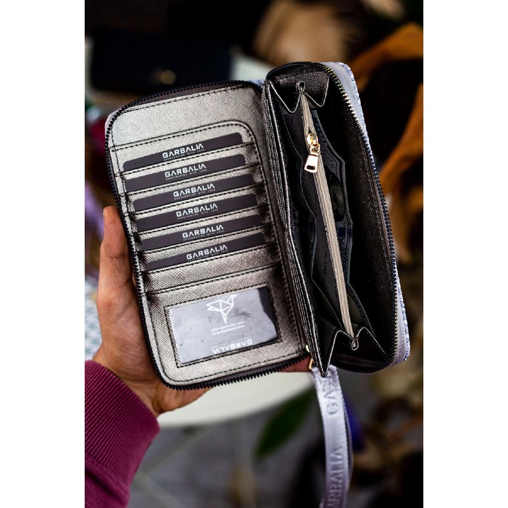 Tilburg Кошелек-портфель с ручкой на запястье и соломенным узором сливово-фиолетового цвета с большим количеством визитниц