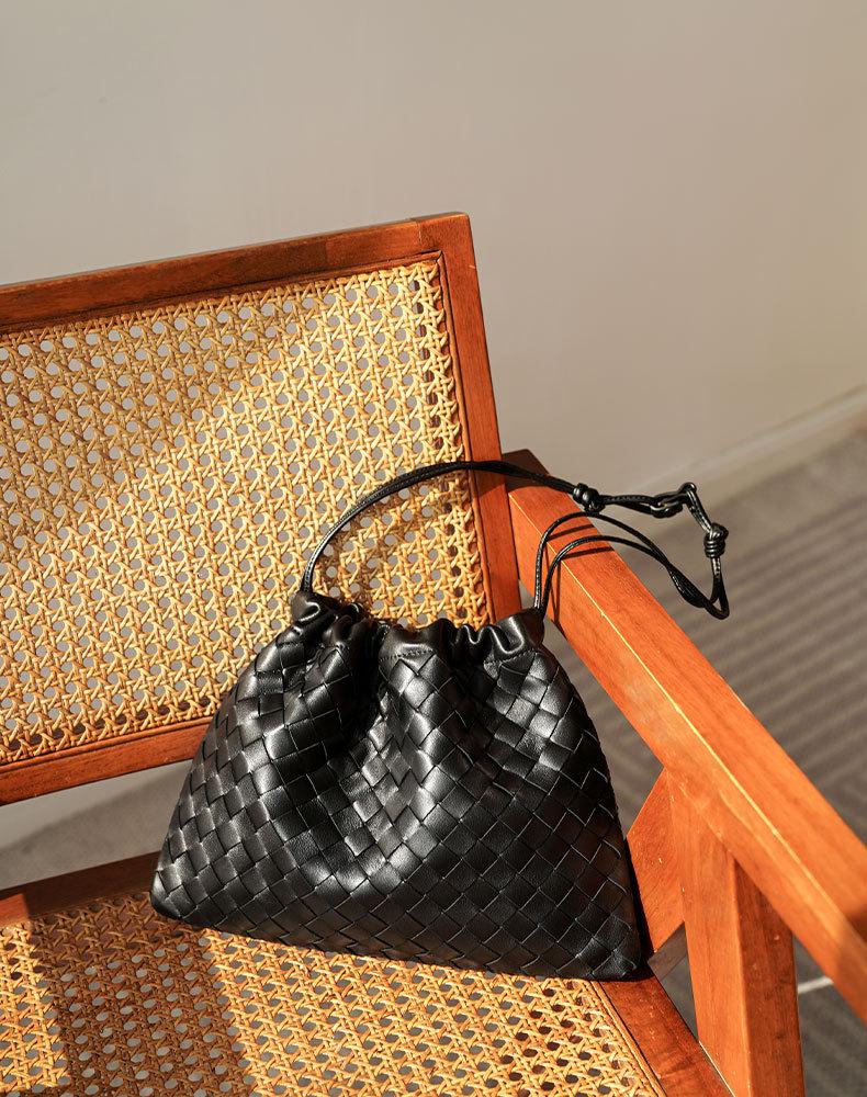 2024 Новая сумка через плечо BV Woven Sheepskin Cloud: Универсальный, модный и популярный стиль с завязками