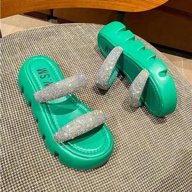 Новейшие уличные модные сандалии, женские непромокаемые туфли на платформе с толстой подошвой и стразами, летние пляжные сандалии ярких цветов