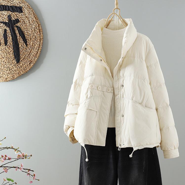 Пуховик женский короткий стоячий воротник куртка хлеб осень и зима новый дизайн пуговиц свободный белый утиный пуховик
