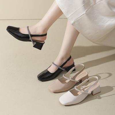 Одно слово с сумкой на голове сандалии женские толстый каблук лето 2025 новые средний каблук квадратная голова пустые одинарные туфли универсальные высокие каблуки