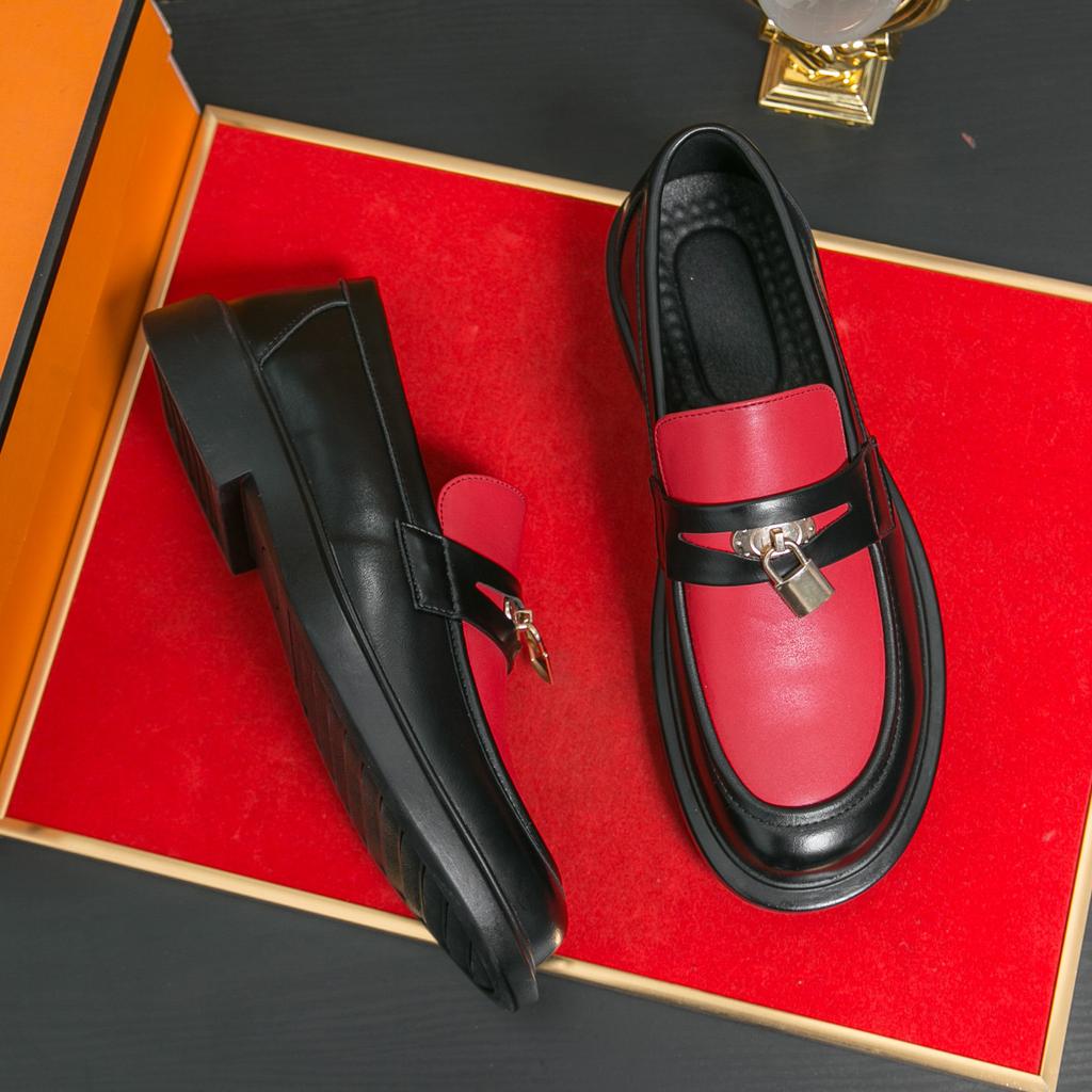 Мода 2025 Мужские лоферы с металлической застежкой, кожаные слипоны, модная деловая повседневная обувь, нескользящая подошва, удобная обувь для вождения