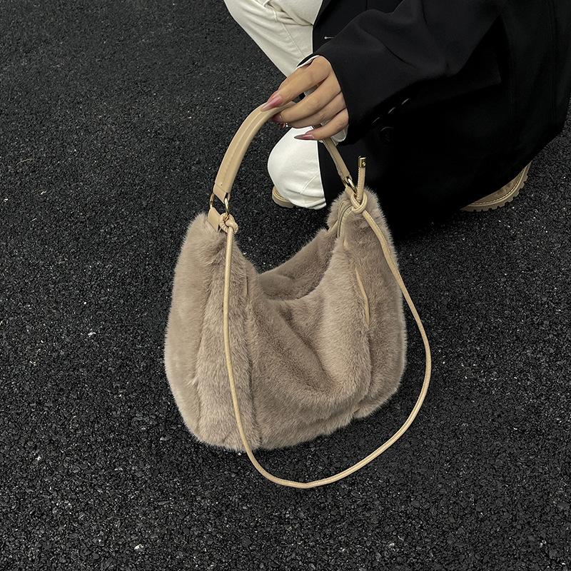 Сумка-тоут MAO MAO — это вместительная ручная сумка, которую можно носить на плече или через плечо.