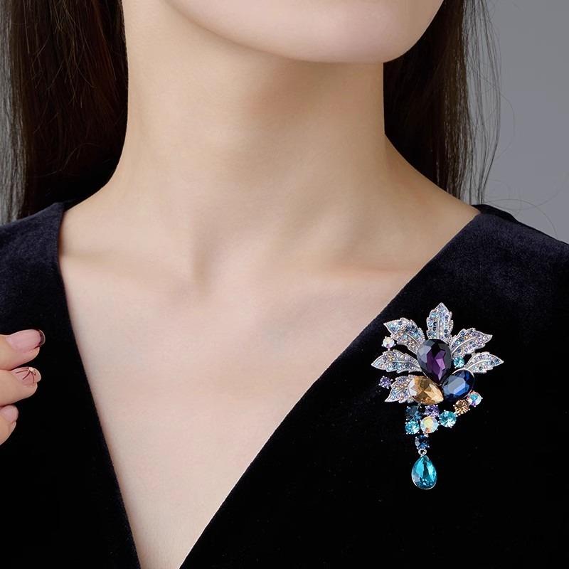 Light Luxury and Dazzling Leaf Brooch, Exquisite and Fashionable Leaf Brooch, Niche Design Sense Brooch