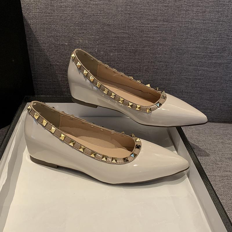 2025 лето новые заклепки неглубокий вырез универсальные нескользящие нюдовые остроносые мягкая лакированная кожа французский темперамент одинарные туфли женская обувь