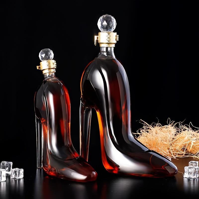 Элегантный графин для вина на высоком каблуке — прозрачное стекло, не содержащее свинца. Идеально подходит для любителей красного вина. Идеально подходит в качестве декоративного предмета или подарка. Добавляет элегантности.