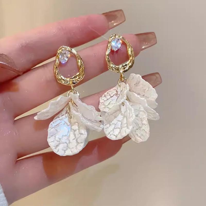 2023 High-End French Pearl Earrings: Light Luxury, Unique Design for Women