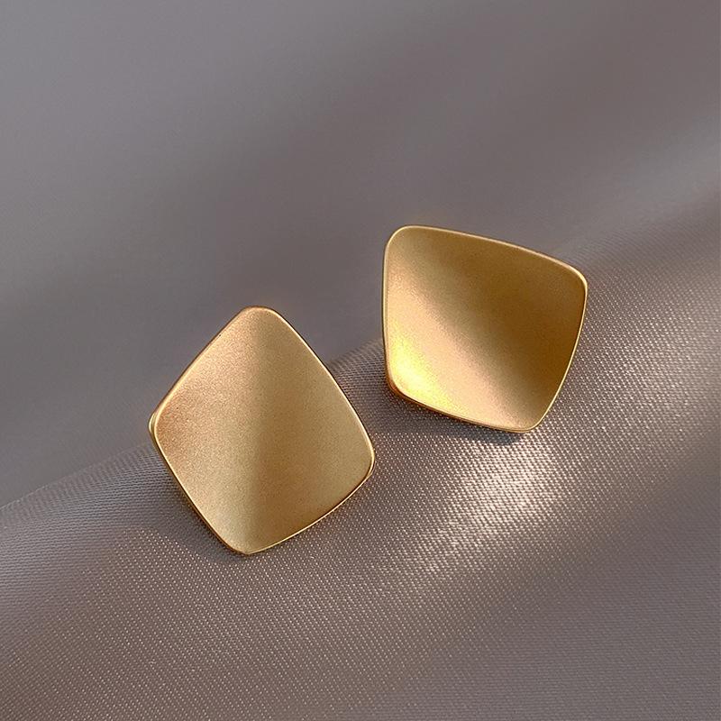 Matte Golden Minimalist Metal Style Glossy Geometric Earrings for Women Fashionable Personalized Daily Accessory Party Jewelry