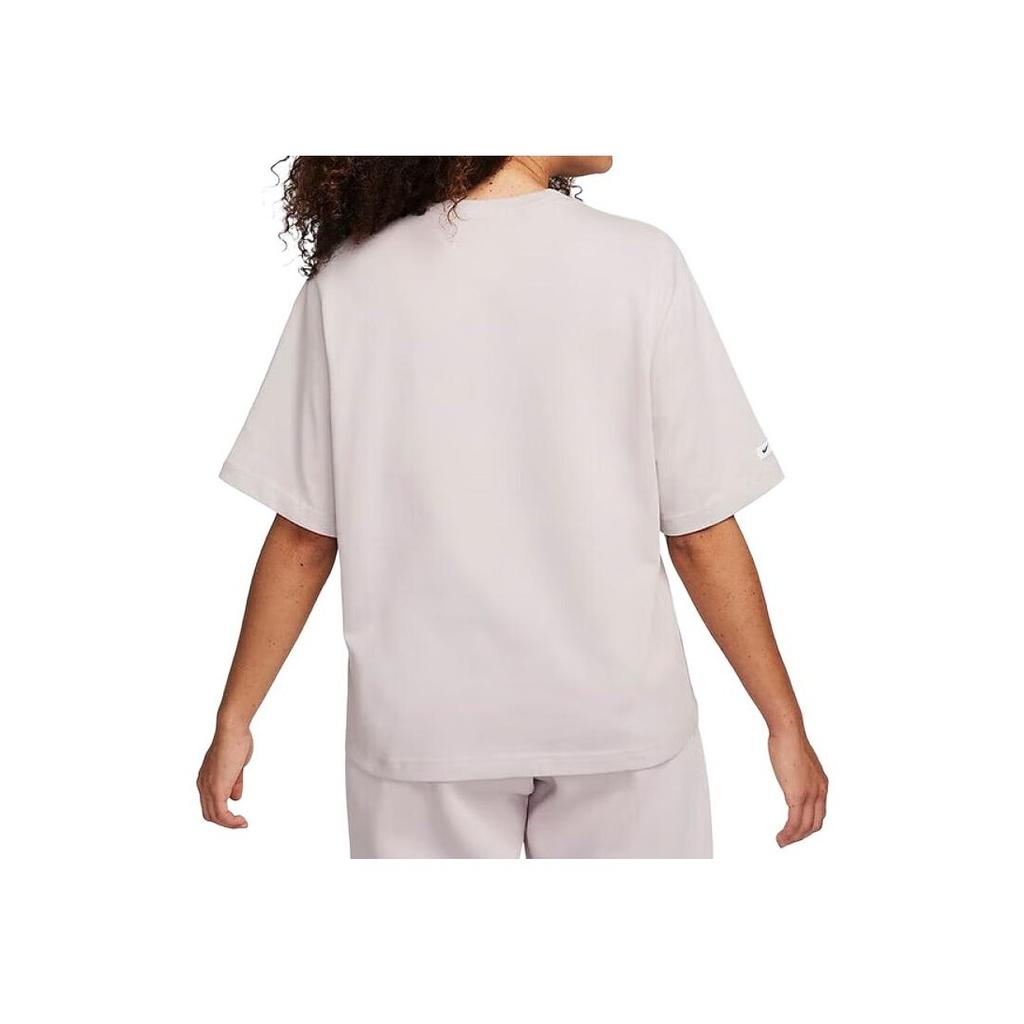 Nike Спортивная одежда Классическая буквенно-цифровая футболка с коротким рукавом с круглым вырезом и заниженными плечами Женские топы Серый Фиолетовый FQ6601-019