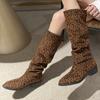 Роскошные женские замшевые высокие сапоги с леопардовым принтом и кристаллами, новые модные туфли на среднем каблуке с острым носком 2025 года, модные туфли до колена Chelsea Botas Mujer