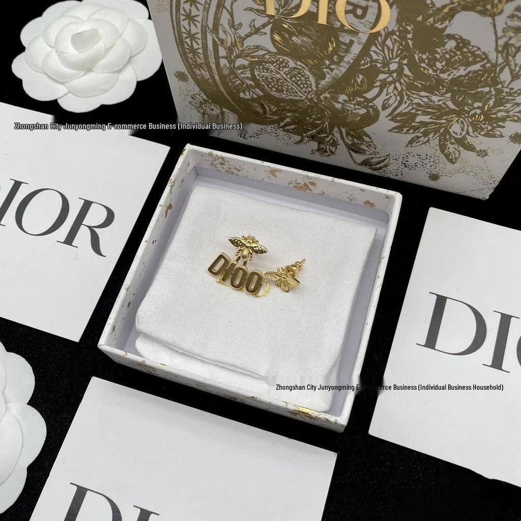 Асимметричные серьги 'Золотая пчела' для женщин: Уникальный дизайн