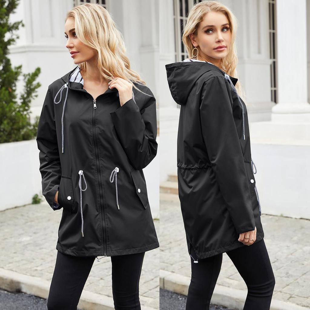 Женские ветровки с капюшоном. Водоотталкивающая ветровка в полоску с кулиской. Длинные рукава. Большой свободный плащ. Молния средней длины. Ветрозащитные куртки.