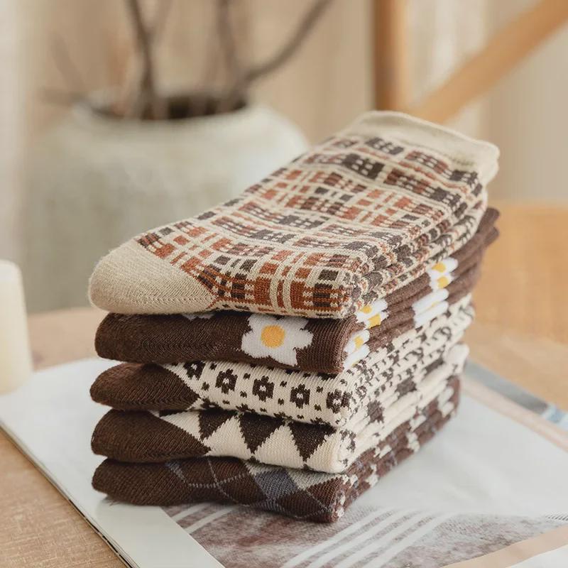 Женские носки средней длины с ретро-ромбовидным узором — осенне-зимняя коричневая серия, модный японский стиль, хлопковая смесь, цветочный дизайн.