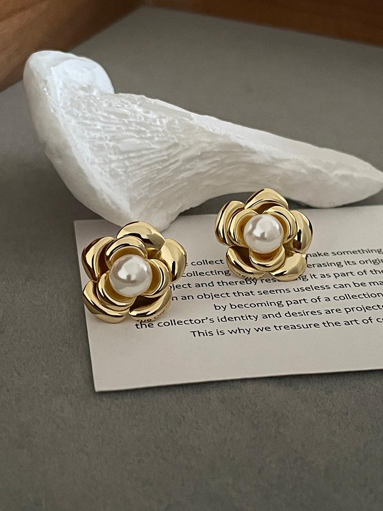 Французские ретро серьги-пусеты с жемчугом, серьги-гвоздики с камелией из серебряной иглы, темперамент леди Сяосян, новые серьги высокого класса.