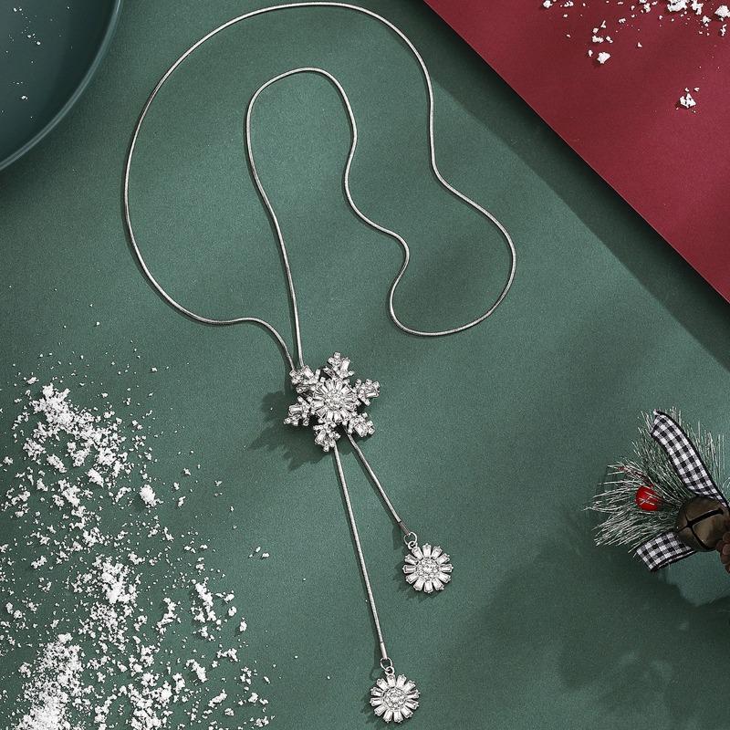 Christmas Fashion New Necklace Female Christmas Snowflake Diamond Pendant Christmas Alloy Zircon Necklace