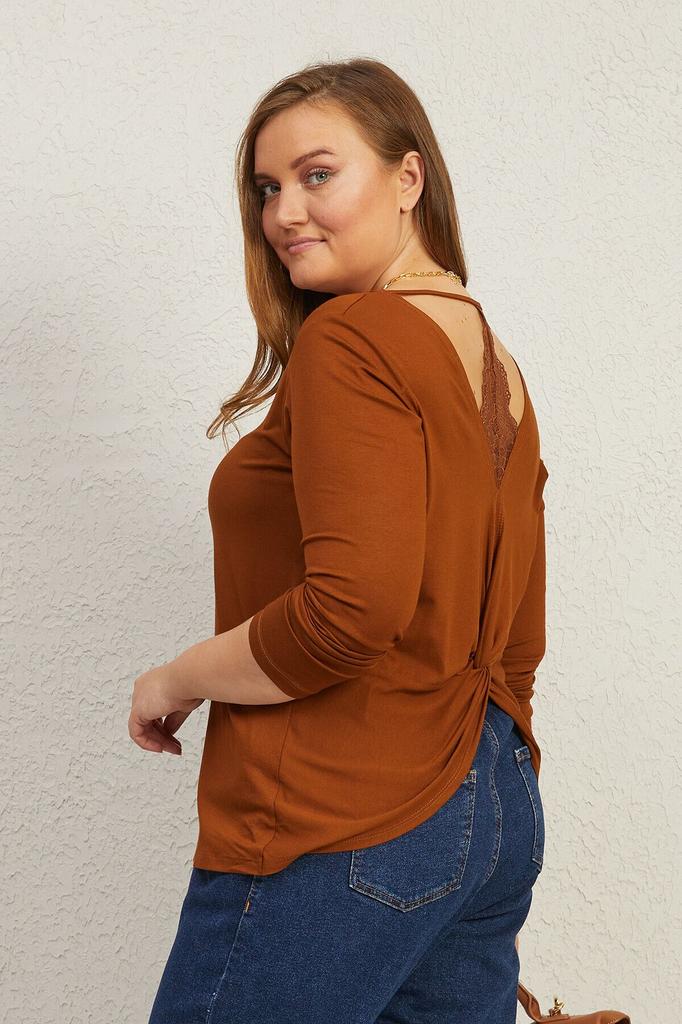 Женская футболка большого размера с кружевной отделкой на спине