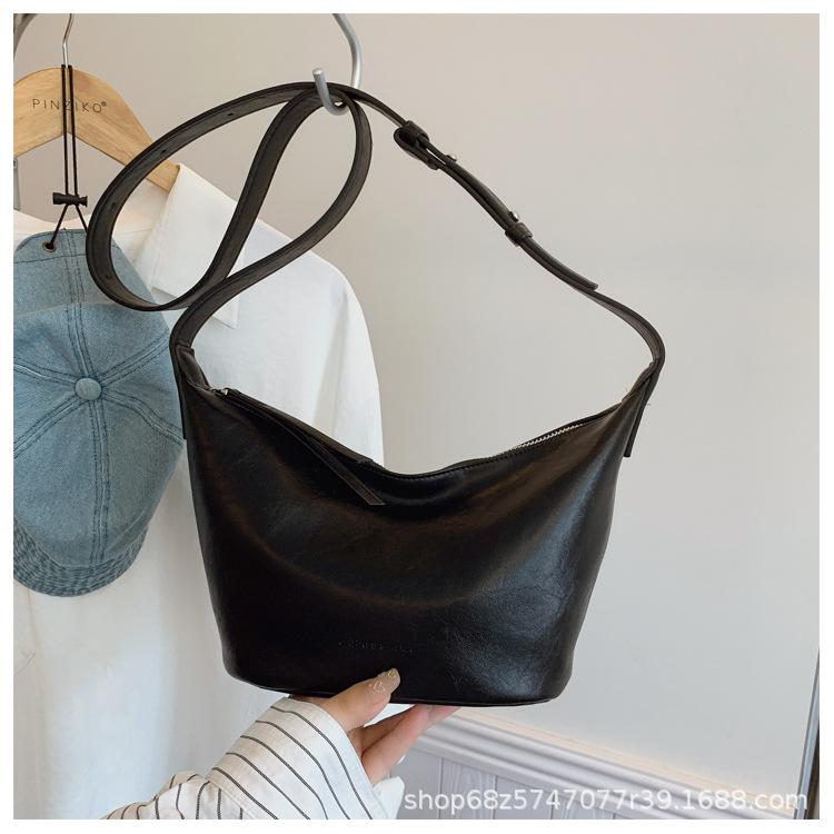 2025 Casual Large Capacity Underarm Bag New Lightweight Simple Crossbody Bag Fashionable Commuter Shoulder Tote Bag