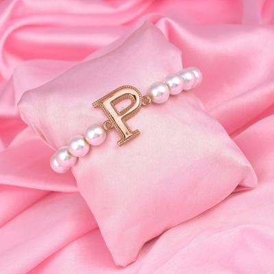 Женский браслет с красивым жемчугом и буквой "P" из розового золота